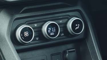 Dacia Jogger Hybrid 155 - climate controls dials