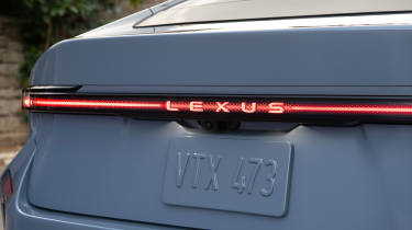 Lexus ES - rear detail