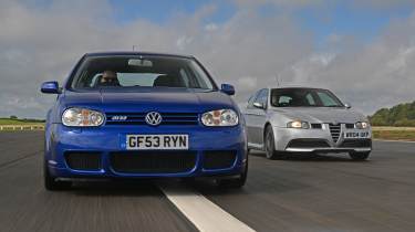 Volkswagen Golf R32 vs Alfa Romeo 147 GTA - front tracking
