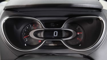 Renault Captur - dials