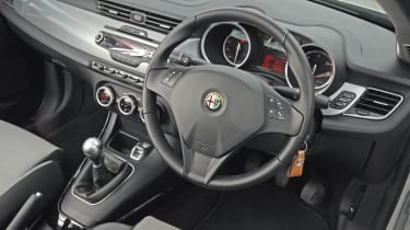 Alfa Romeo Giulietta 2.0 JTDm Lusso interior