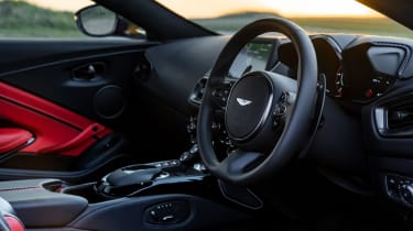 Aston Martin V12 Vantage - cabin