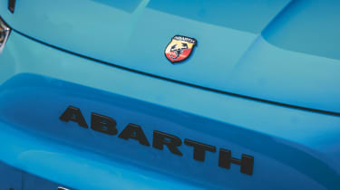 Abarth 500e - Abarth badge