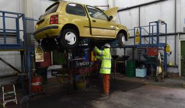 Car recycling - Step 1: de-pollute