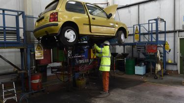 Car recycling - Step 1: de-pollute