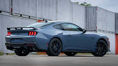 Ford Mustang 2022 - rear