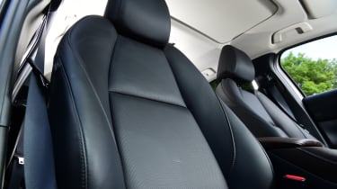 Mazda CX-30: front seats