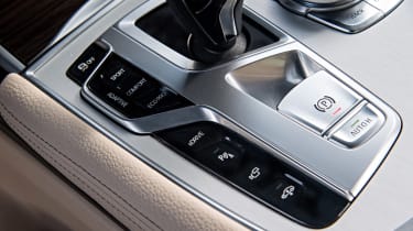 BMW 740e - buttons