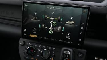 Land Rover Defender OCTA Black - infotainment screen