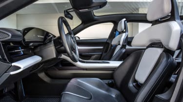 Porsche Mission E Cross Turimso - front seats