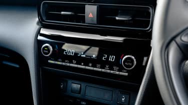 Toyota Yaris Cross facelift - centre console switchgear