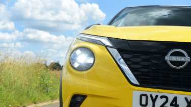 Nissan Juke - front headlight 