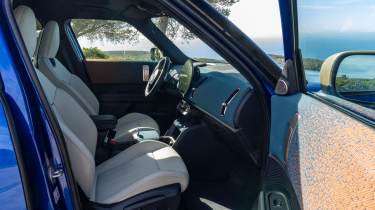 Mini Countryman E - front seats
