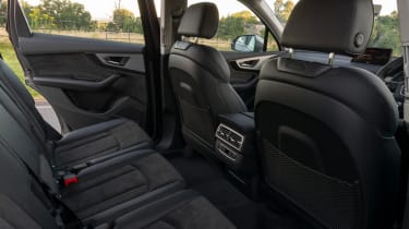 Audi Q7 e-tron 2016 - rear seats