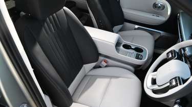 Hyundai Ioniq 9 - front seats