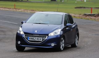 Peugeot 208 front tracking