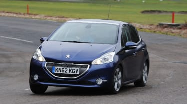 Peugeot 208 front tracking