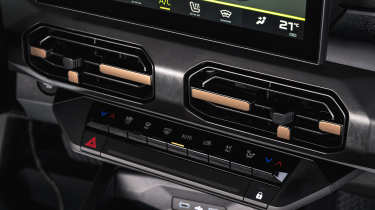 Dacia Striker - centre console