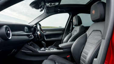 Alfa Romeo Stelvio - front seats