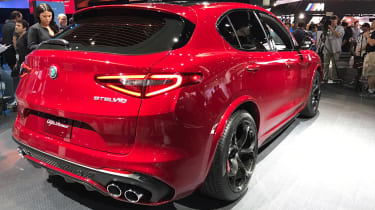 Alfa Romeo Stelvio - show rear/side