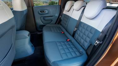 Fiat Grande Panda Hybrid La Prima - rear seats