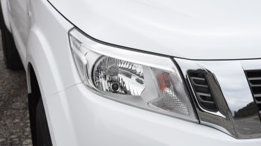 Nissan Navara Visia 2016 - headlight