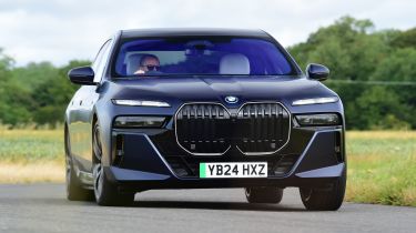 BMW i7 - front cornering