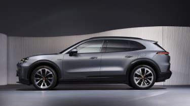 Porsche Cayenne Electric - side studio