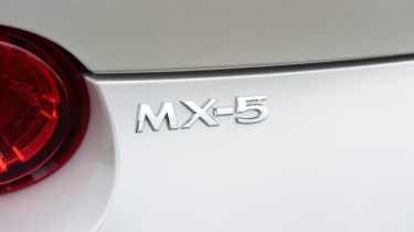 Mazda MX-5 RF - badge