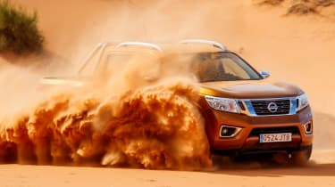 Nissan NP300 Navara pick-up dune - sand driving 