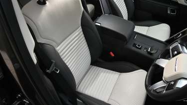 Land Rover Discovery Tempest - front seats