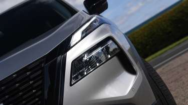 Nissan X-Trail N-Trek e-Power - front light