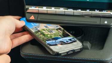 Renault Megane facelift - phone charging