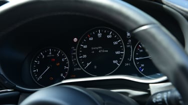 Mazda CX-30: dials