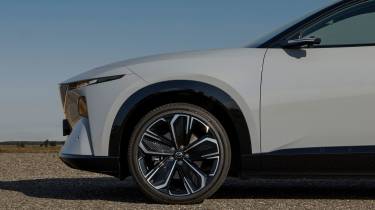 Mazda CX-6e - wheel