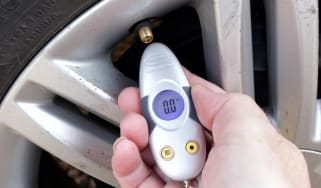 Best digital tyre pressure gauges - header