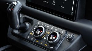 Land Rover Defender V8 - centre console
