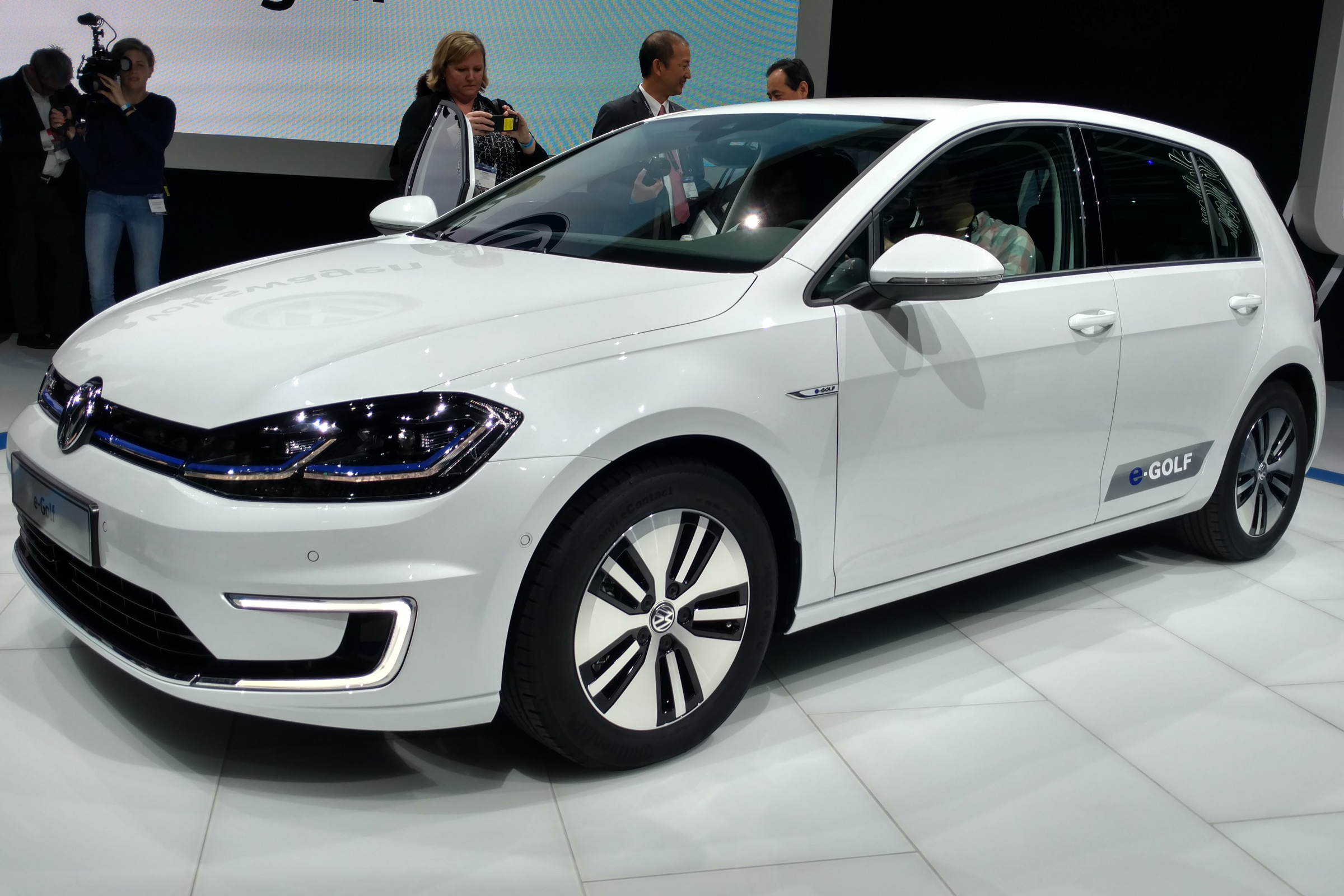 New Volkswagen e-Golf gets more range and power boost | Auto Express