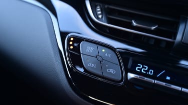 Toyota C-HR - buttons
