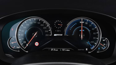 BMW 530e iPerformance - dials