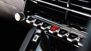 Peugeot 208 - controls