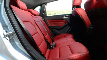 Mercedes B220 CDI 4MATIC Sport - rear seats