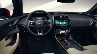 Jaguar XE - studio dash