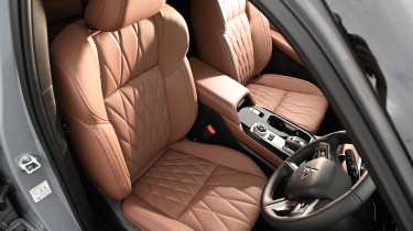 Mitsubishi Outlander - front seats