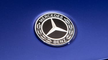 Mercedes GLB - studio Mercedes front badge