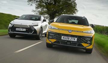 Volkswagen T-Roc and Toyota C-HR - front tracking