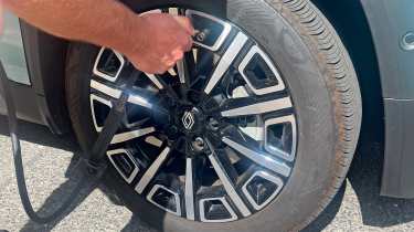 Renault 4 E-Tech Iconic - tyre pump