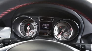 Mercedes GLA - dials