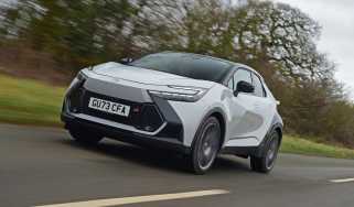 Toyota C-HR - front tracking