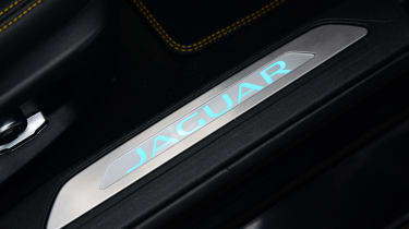 Jaguar XE 300 Sport - sill